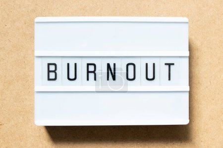 Foto de Lightbox con palabra burnout sobre fondo de madera - Imagen libre de derechos
