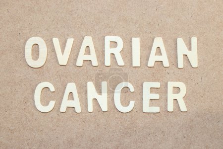 Téléchargez les photos : Lettre alphabet en bois dans le mot cancer de l'ovaire sur fond bois - en image libre de droit
