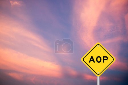 Foto de Señal amarilla de transporte con palabra AOP (abreviatura del Plan Operativo Anual o Programación Orientada al Aspecto) sobre fondo celeste de color violeta - Imagen libre de derechos