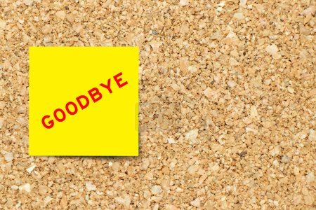 Foto de Papel de nota amarilla con palabra adiós en el fondo del tablero de corcho con espacio de copia - Imagen libre de derechos