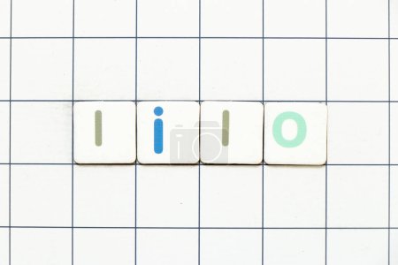 Téléchargez les photos : Carrelage coloré lettre en mot LILO (abréviation du dernier en dernier) sur fond de grille blanche - en image libre de droit