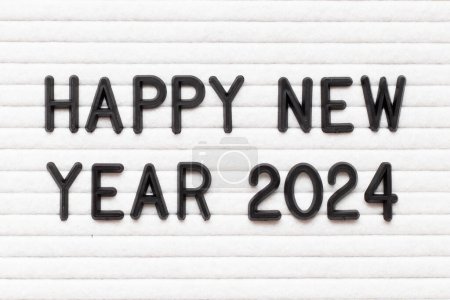 Téléchargez les photos : Lettre de couleur noire dans le mot bonne année 2023 sur fond de panneau de feutre blanc - en image libre de droit