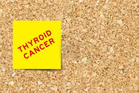 Téléchargez les photos : Papier de note jaune avec mot cancer de la thyroïde sur fond de carton de liège avec espace de copie - en image libre de droit