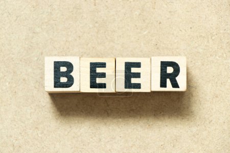 Téléchargez les photos : Alphabet bloc de lettre dans la bière mot sur fond de bois - en image libre de droit