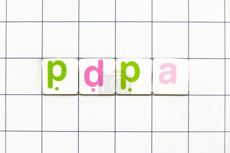 Téléchargez les photos : Lettre de tuiles colorées dans le mot PDPA (Abréviation de la loi sur la protection des données personnelles) sur fond de grille blanche - en image libre de droit