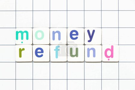 Téléchargez les photos : Carrelage coloré lettre dans le remboursement d'argent mot sur fond de grille blanche - en image libre de droit