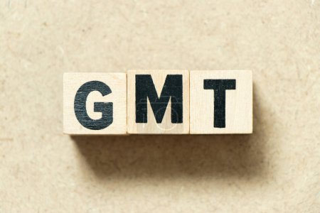 Foto de Bloque de letras del alfabeto en la palabra GMT (abreviatura de Greenwich Mean Time) sobre fondo de madera - Imagen libre de derechos