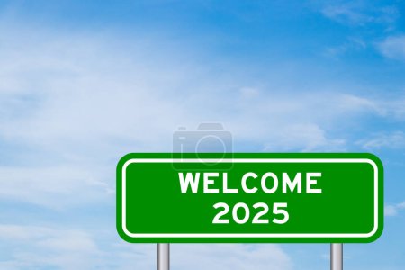 Téléchargez les photos : Panneau de transport de couleur verte avec mot bienvenue 2025 sur ciel bleu avec fond nuage blanc - en image libre de droit