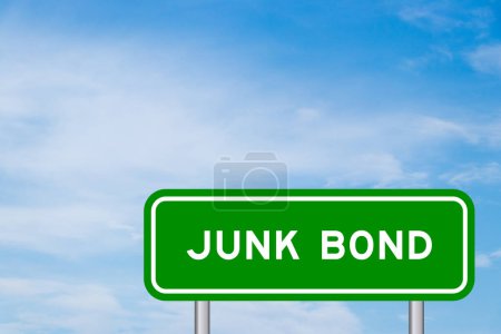 Grüne Farbe Transportschild mit Wort Junk Bond auf blauem Himmel mit weißem Wolkenhintergrund