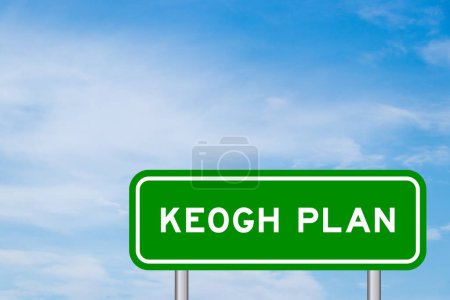 Grüne Farbe Transportschild mit Wort keogh Plan auf blauem Himmel mit weißem Wolkenhintergrund