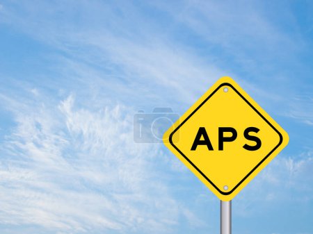 Gelbes Verkehrsschild mit dem Wort APS (Abkürzung für Account Payment System oder Advanced Planning and Disposition) auf blauem Himmelshintergrund