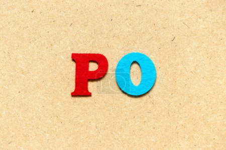 Farbe Tuch Alphabet Buchstabe in Wort PO (Abkürzung für Bestellung) auf Holzgrund