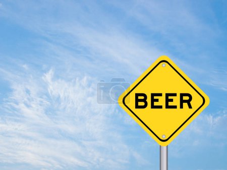 Signo de transporte amarillo con cerveza de palabra sobre fondo cielo de color azul
