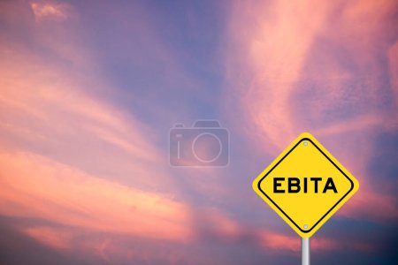 Panneau de transport jaune avec mot EBITA (abréviation des bénéfices avant intérêts, impôts et amortissement) sur fond de ciel de couleur violette