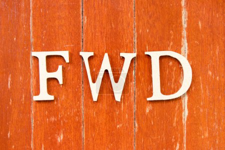 Letra del alfabeto en la palabra FWD (Abreviatura de adelante) sobre fondo de placa de madera de color rojo viejo
