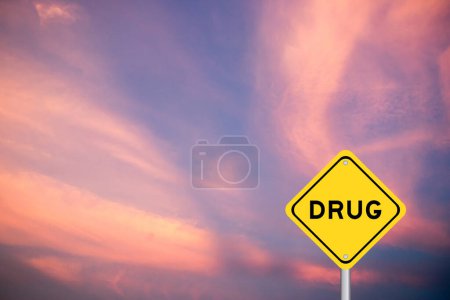 Panneau de transport jaune avec mot drogue sur fond de ciel de couleur violette