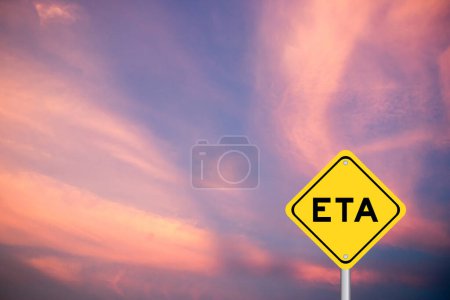 Foto de Señal amarilla de transporte con palabra ETA (abreviatura de la hora estimada de llegada) sobre fondo celeste de color violeta - Imagen libre de derechos