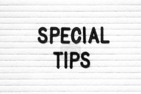 Letra de color negro en la palabra consejos especiales sobre fondo de tablero de fieltro blanco
