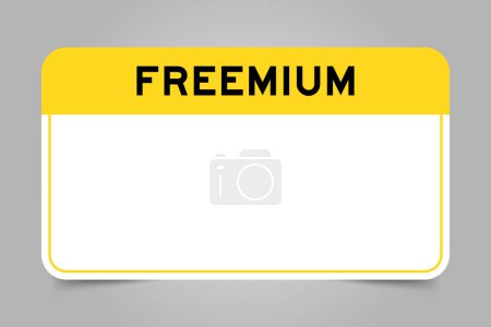 Téléchargez les illustrations : Bannière d'étiquette qui ont le titre jaune avec le mot freemium et l'espace de copie blanc, sur fond gris - en licence libre de droit