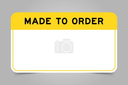 Ilustración de Banner de etiqueta que tiene encabezado amarillo con palabra hecha a pedido y espacio de copia en blanco, sobre fondo gris - Imagen libre de derechos