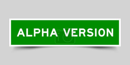 Étiquette autocollante carrée avec mot version alpha en couleur verte sur fond gris