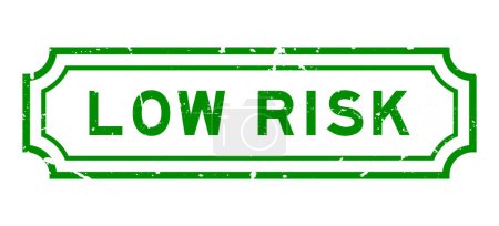 Grunge green low risk word rubber seal stamp auf weißem Hintergrund