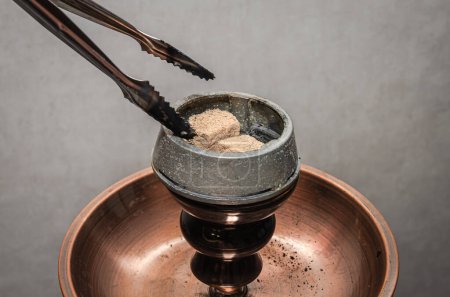 Téléchargez les photos : Charbon brûlé dans un bol de narguilé - en image libre de droit