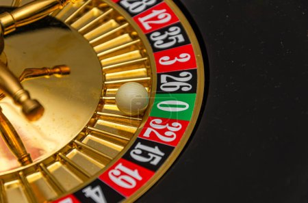 Téléchargez les photos : Roue de roulette Casino avec boule et numéros sur fond sombre, gros plan - en image libre de droit