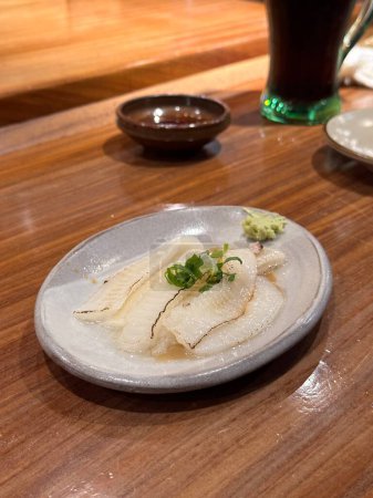 Téléchargez les photos : Engawa sashimi, la viande crue à l'intérieur de la nageoire de plie, nourriture japonaise. - en image libre de droit