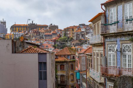 Téléchargez les photos : Rue colorée, maisons, toits à Porto - en image libre de droit