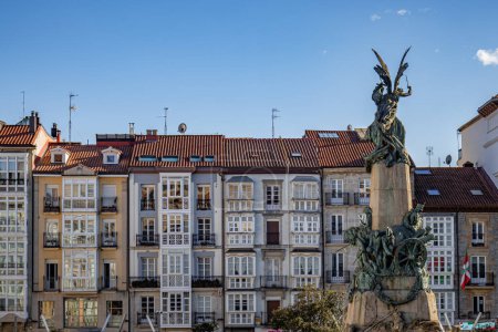 Foto de Vitoria-Gasteiz, España - 26 de marzo de 2023: Monumento a la Guerra en la Plaza Virgen Blanca desde atrás con vistas a fachadas de casas - Imagen libre de derechos