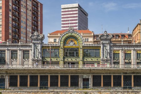 Foto de Bilbao, España - 28 de marzo de 2023: Fachada de la estación de tren Bilbao-Abando - Imagen libre de derechos
