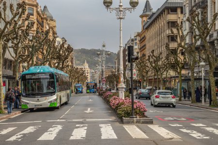 Téléchargez les photos : Saint Sébastien, Espagne - 31 mars 2023 : Trafic dans les rues du centre-ville - en image libre de droit
