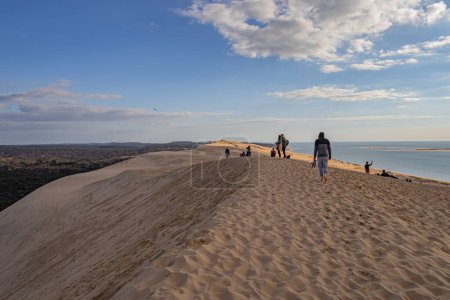 Téléchargez les photos : Pilat, France - 3 avril 2023 : Les gens marchent sur la Dune de Pilat, la plus haute dune d'Europe par une belle journée de printemps - en image libre de droit