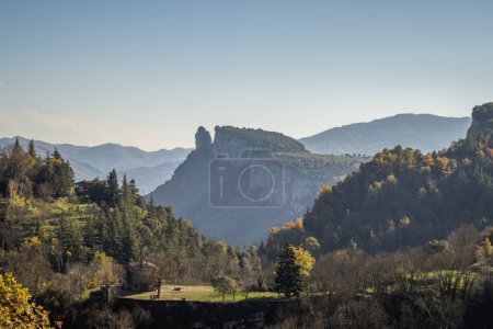 Paysage panoramique autour du village de Rupit en Espagne, collines verdoyantes et montagnes