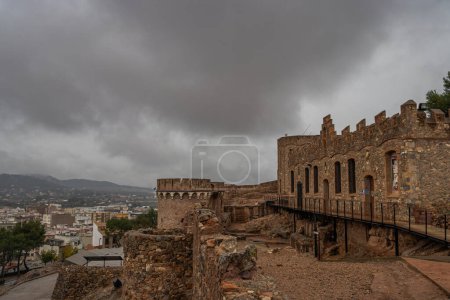 Téléchargez les photos : Ruines du château médiéval d'Onda en Espagne, région de Castellon - en image libre de droit