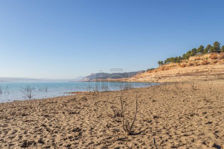 Foto de Soleado día de invierno en el lago Negratin en Andalucía, España - Imagen libre de derechos