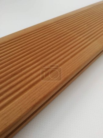 Foto de Tabla termal de terraza hecha de ceniza marrón claro con una superficie acanalada. Fondo de madera con textura de madera. - Imagen libre de derechos