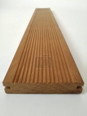 Foto de Textura del suelo de madera. Tablero termal de terraza acanalada de ceniza marrón claro. - Imagen libre de derechos