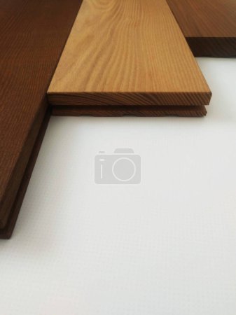 Foto de Muebles de madera en la casa de madera. Tableros de fachada de madera de diferentes grados de secado. - Imagen libre de derechos