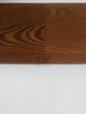 Foto de La junta de tablas está hecha de madera térmica de ceniza marrón. Fondo de madera con un patrón de un árbol. - Imagen libre de derechos