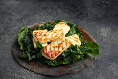 Téléchargez les photos : Délice au fromage Halloumi avec une salade verte - en image libre de droit