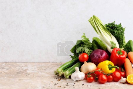 Foto de Paleta de verduras frescas de la naturaleza en blanco y verde - Imagen libre de derechos