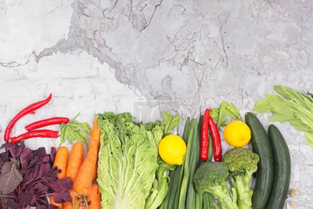Foto de Abundancia de verduras aisladas en blanco Perfecto para recetas y diseños conscientes de la salud - Imagen libre de derechos