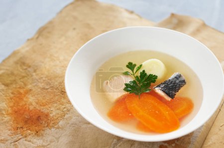 Foto de 7 Elegante plato blanco de sopa de pescado - Imagen libre de derechos