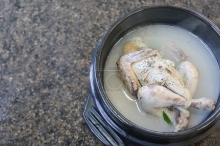 Téléchargez les photos : Soupe de poulet samgyetang coréenne nourrissante au ginseng Un plat traditionnel sain et savoureux d'Asie - en image libre de droit