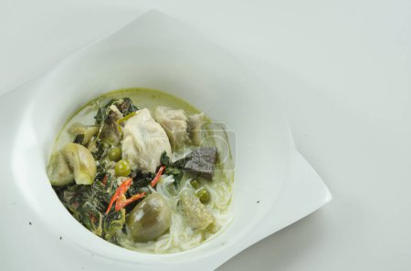 Photo for Green chicken curry served with vibrant spices - Royalty Free Image