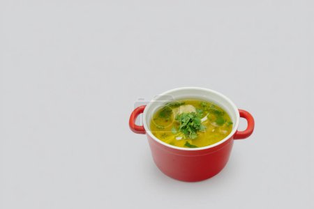 Foto de Tazón caliente de sopa de champiñones, aumento de vapor Comida reconfortante en un día frío - Imagen libre de derechos