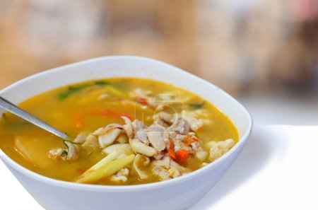 Foto de Sopa de pollo y gambas - una fusión de sabores en un tazón Sabor exquisito capturado - Imagen libre de derechos