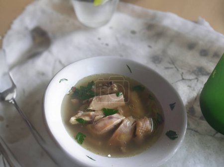Foto de Sopa de pollo de Klaten servido en un tazón - Imagen libre de derechos